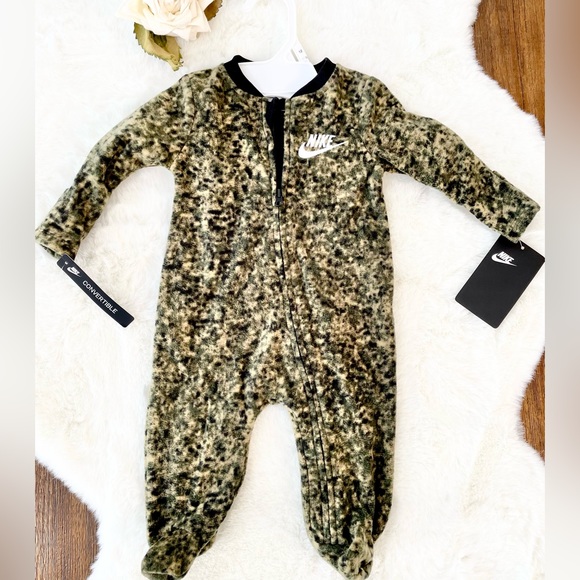 New with tag NIKE LOGO FLEECE ONEPIECE with cover for hands. Camo green & black - Picture 1 of 3